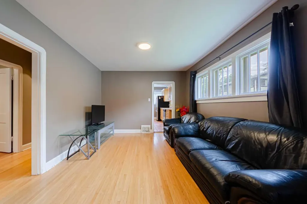 1621 4 Street NW Calgary AB T2M 2Z1