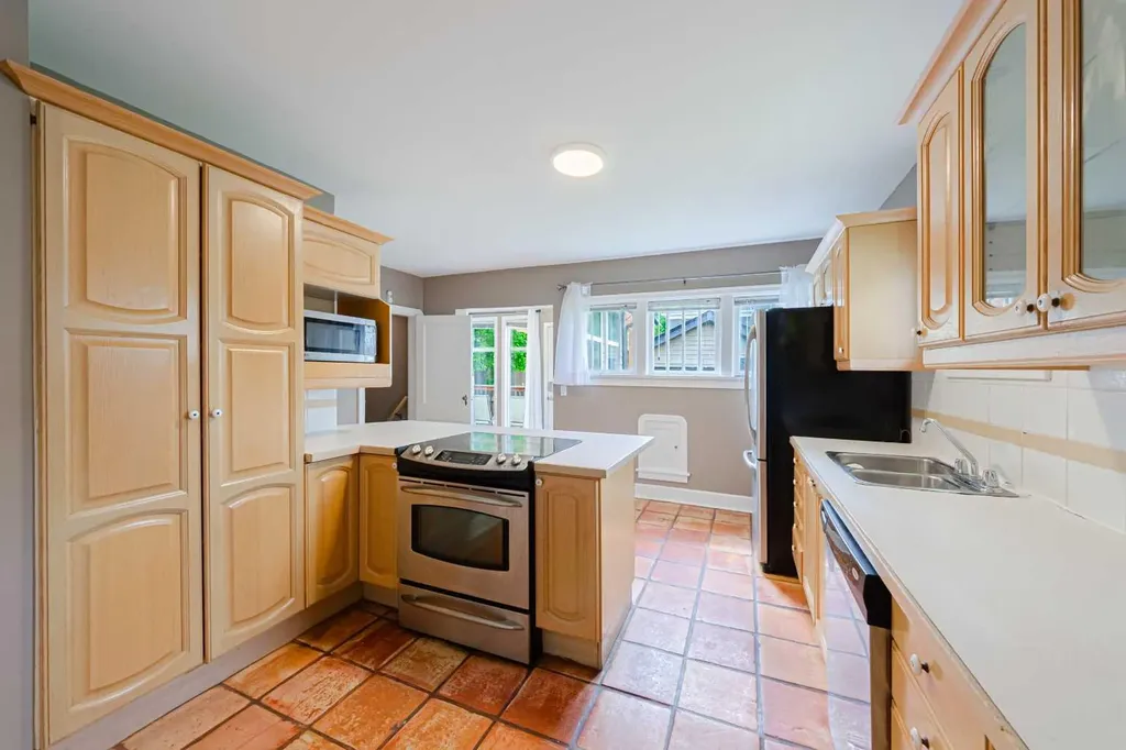 1621 4 Street NW Calgary AB T2M 2Z1