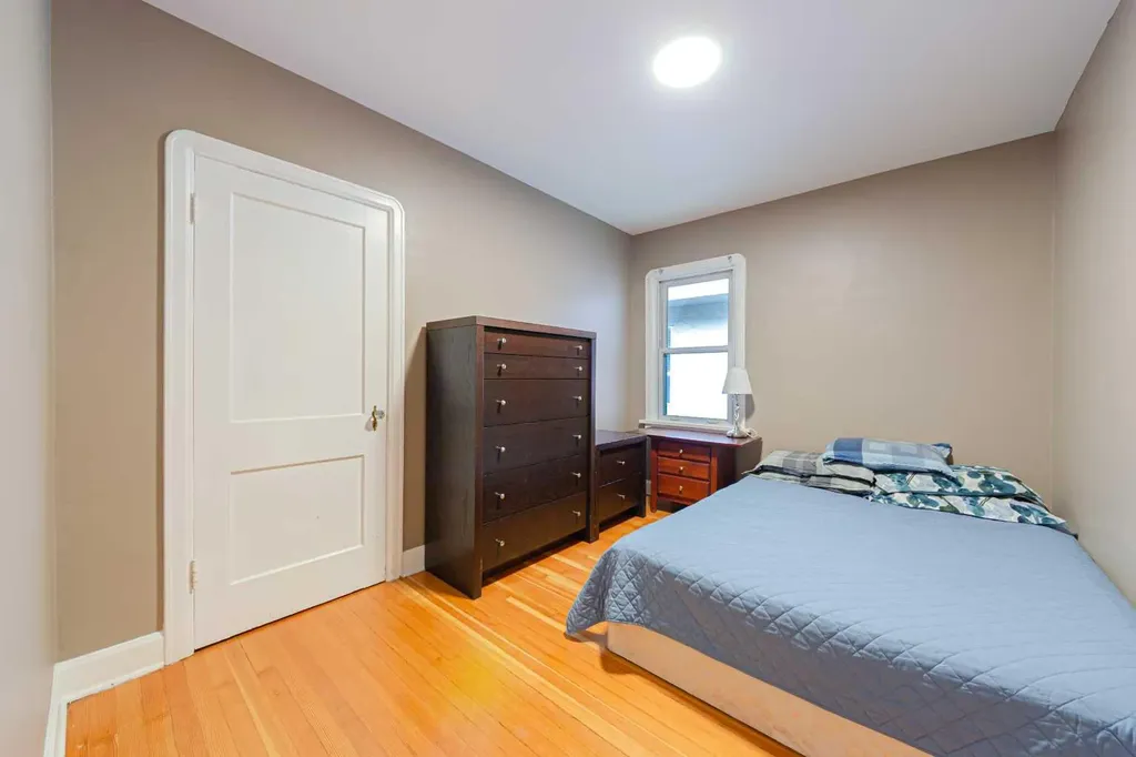 1621 4 Street NW Calgary AB T2M 2Z1