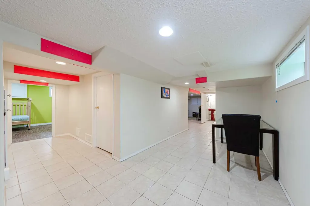 1621 4 Street NW Calgary AB T2M 2Z1