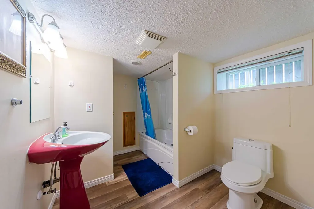 1621 4 Street NW Calgary AB T2M 2Z1