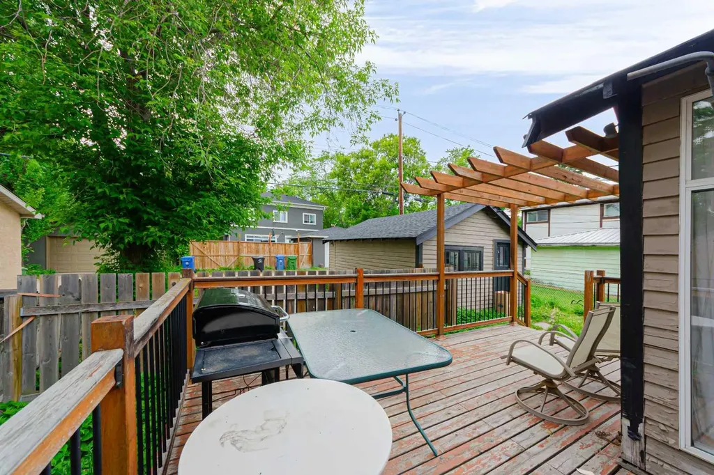 1621 4 Street NW Calgary AB T2M 2Z1