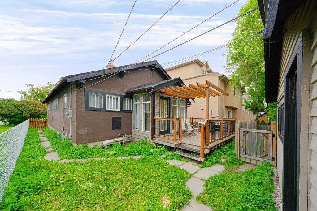1621 4 Street NW Calgary AB T2M 2Z1