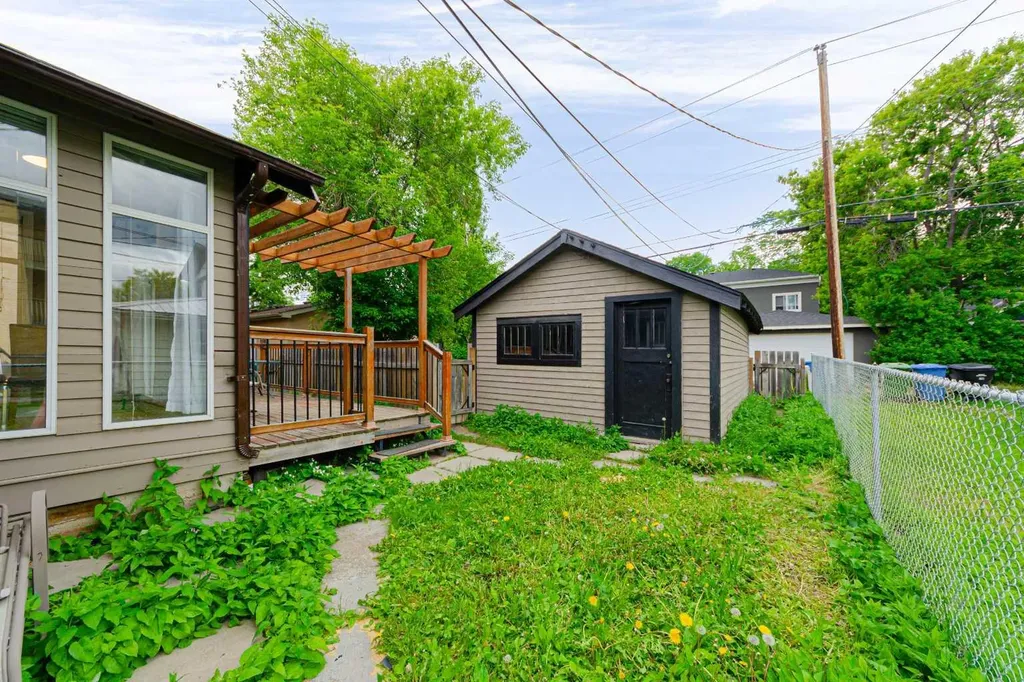 1621 4 Street NW Calgary AB T2M 2Z1