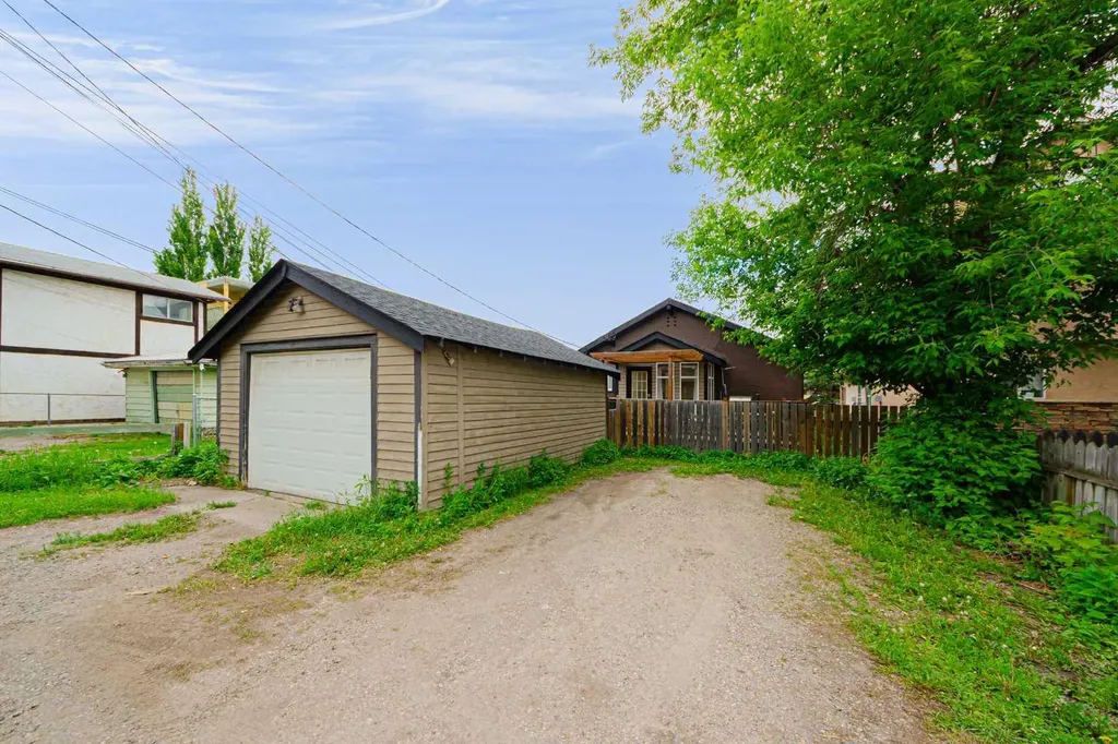 1621 4 Street NW Calgary AB T2M 2Z1