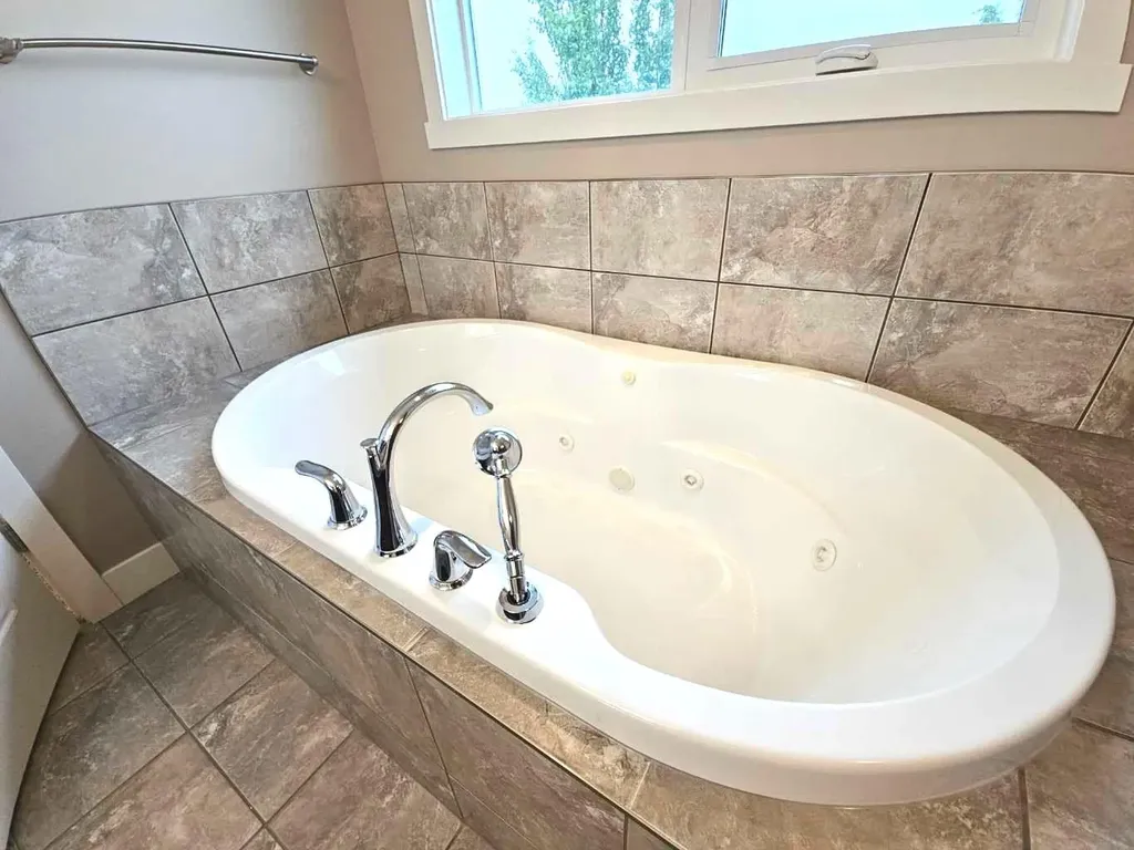 302 Sixmile Ridge S Lethbridge AB T1K 5W8