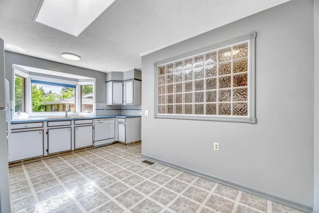 808 Canterbury Drive SW Calgary AB T2W 2A1