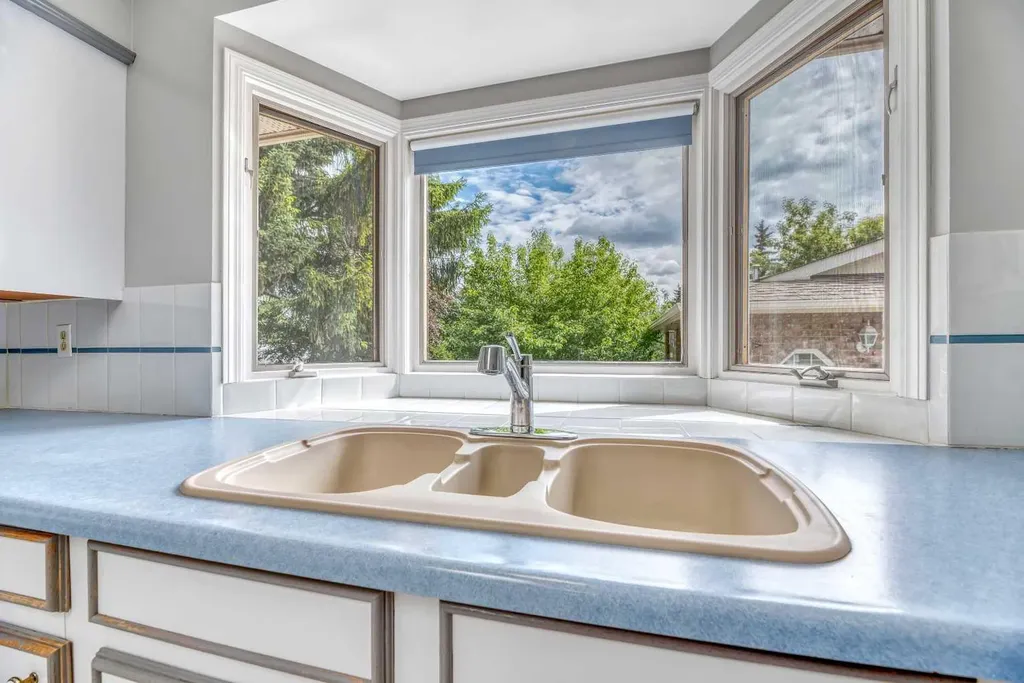 808 Canterbury Drive SW Calgary AB T2W 2A1