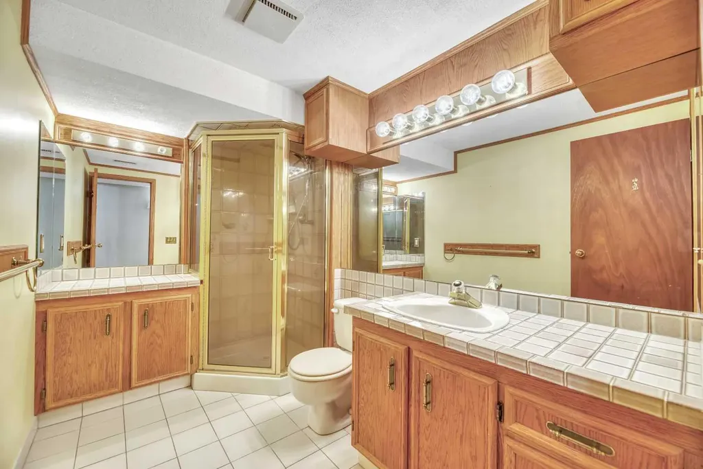 808 Canterbury Drive SW Calgary AB T2W 2A1