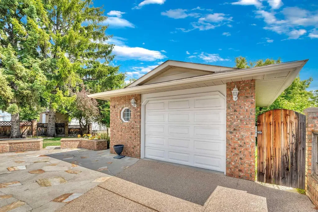 808 Canterbury Drive SW Calgary AB T2W 2A1
