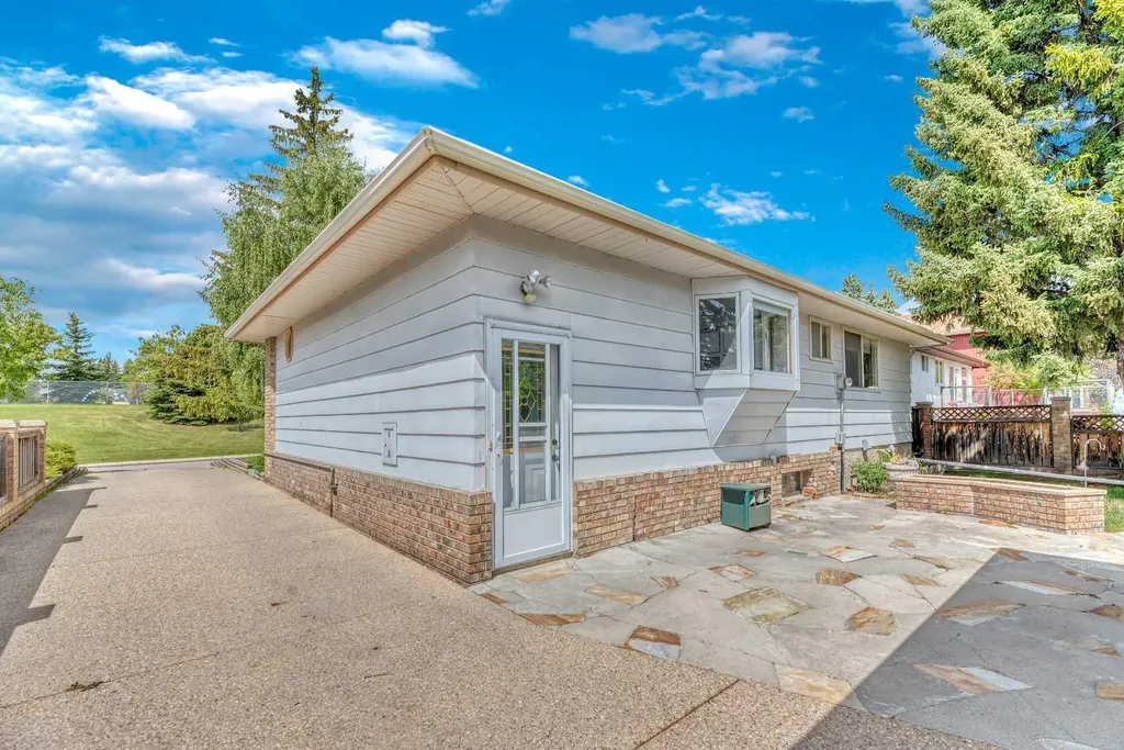 808 Canterbury Drive SW Calgary AB T2W 2A1