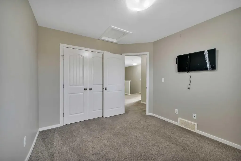 1002 Minto Street Penhold AB T0M 1R0