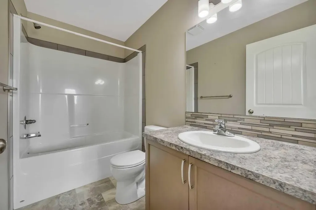 1002 Minto Street Penhold AB T0M 1R0