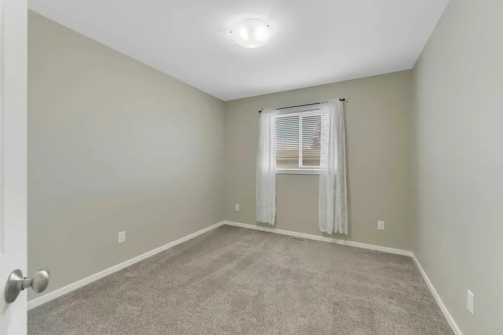 1002 Minto Street Penhold AB T0M 1R0