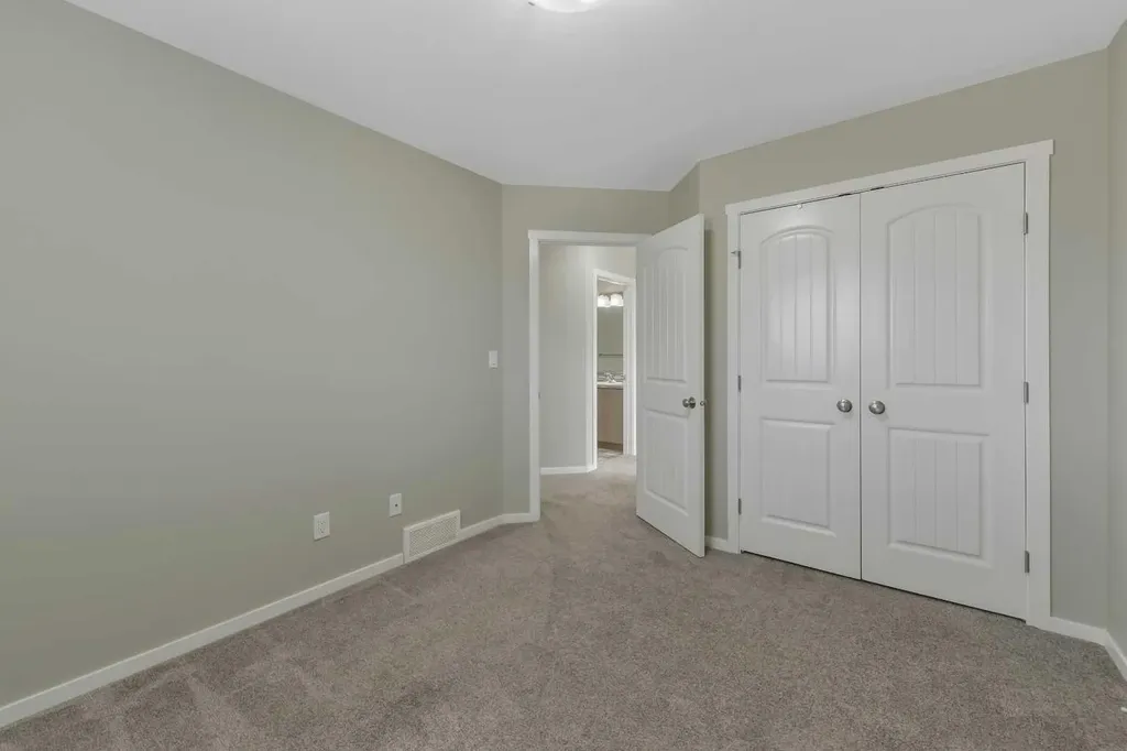1002 Minto Street Penhold AB T0M 1R0