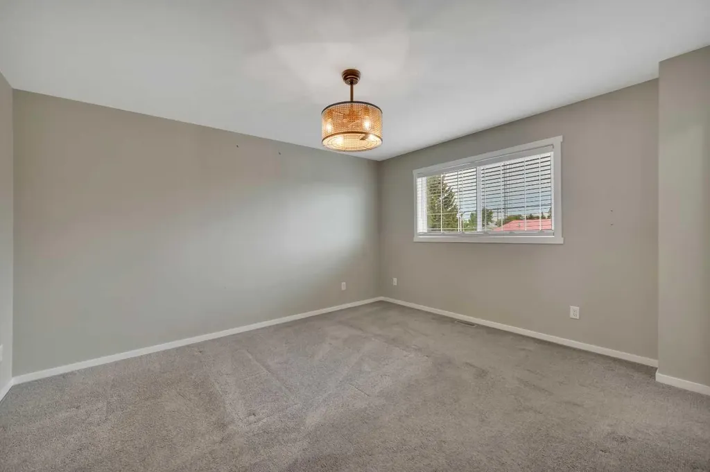 1002 Minto Street Penhold AB T0M 1R0