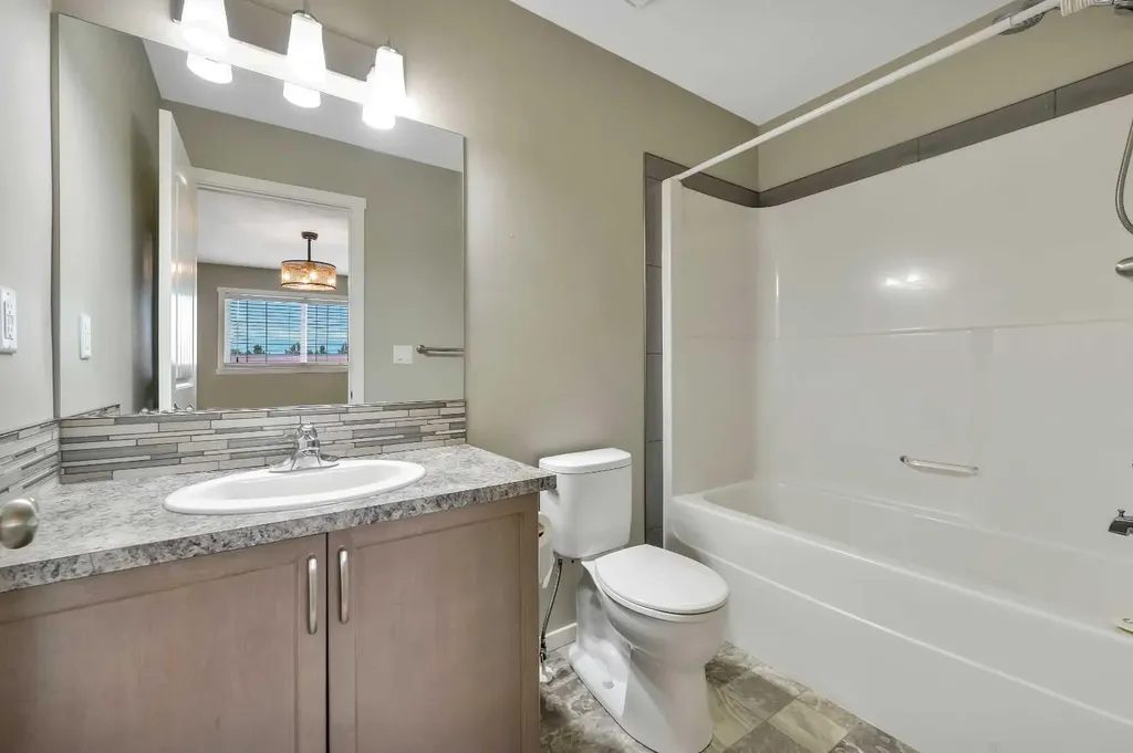 1002 Minto Street Penhold AB T0M 1R0