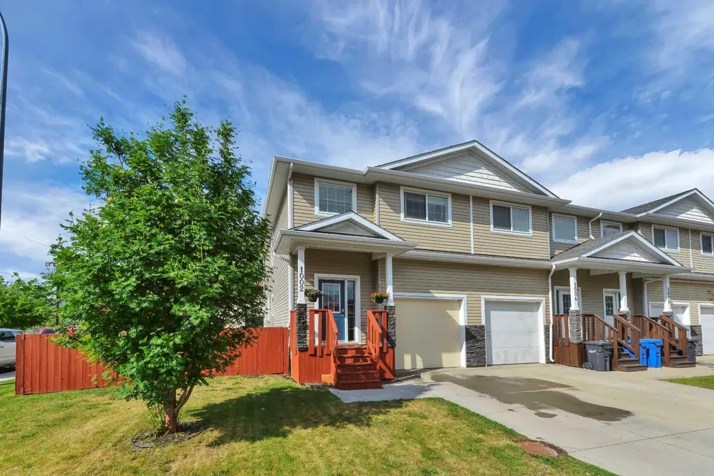 1002 Minto Street Penhold AB T0M 1R0