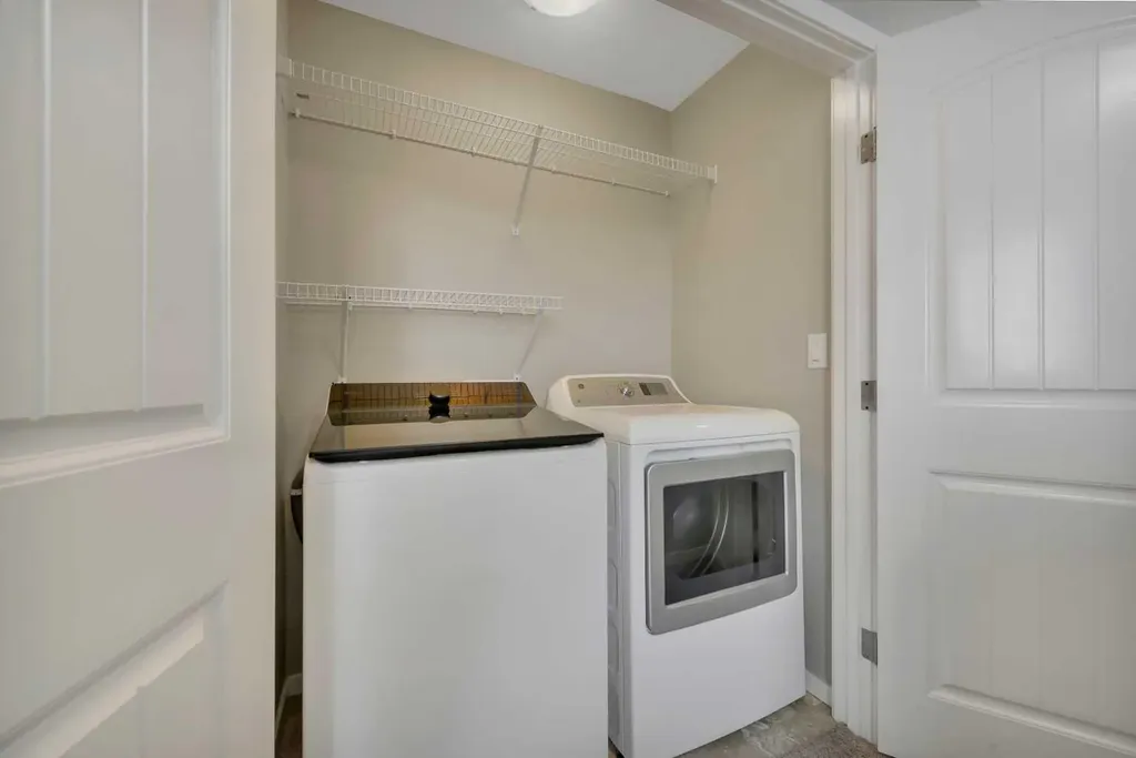 1002 Minto Street Penhold AB T0M 1R0