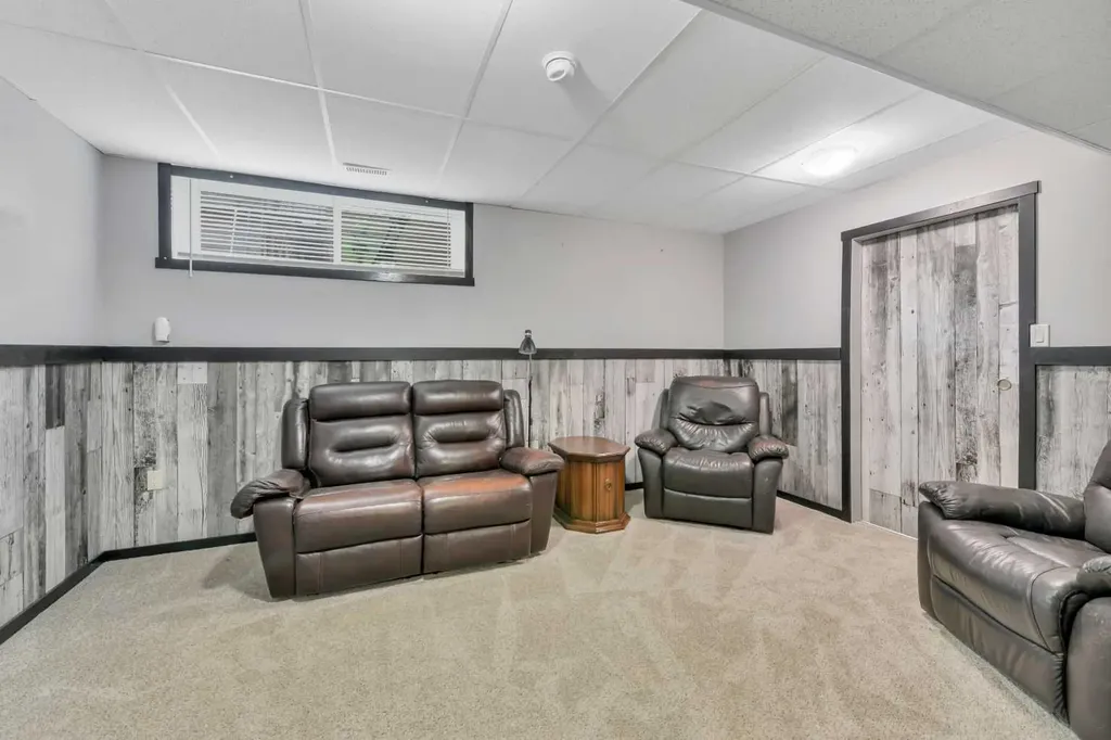 1002 Minto Street Penhold AB T0M 1R0