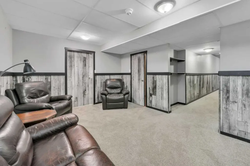 1002 Minto Street Penhold AB T0M 1R0