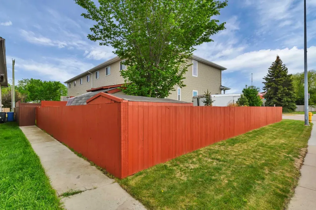 1002 Minto Street Penhold AB T0M 1R0