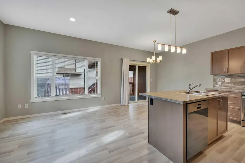 1002 Minto Street Penhold AB T0M 1R0