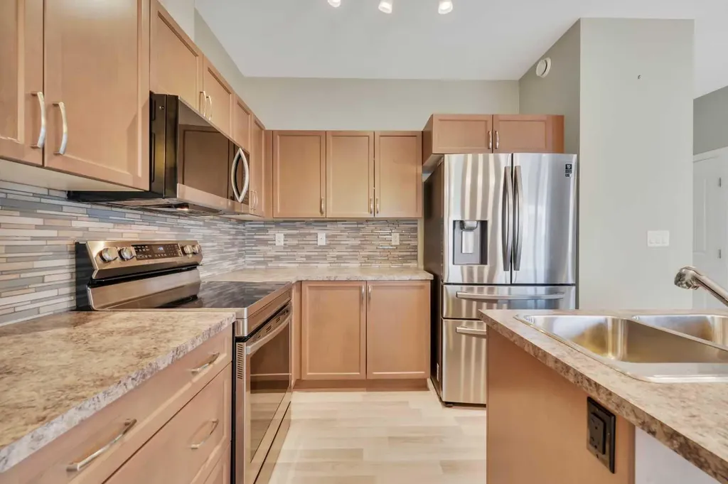 1002 Minto Street Penhold AB T0M 1R0