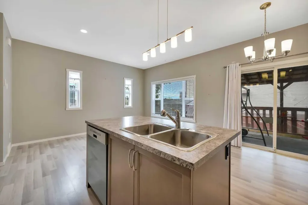 1002 Minto Street Penhold AB T0M 1R0