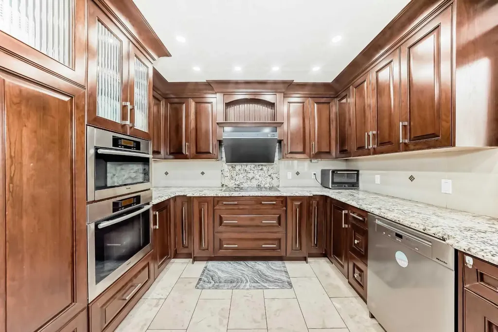 1912 Palliser Drive SW Calgary AB T2V 4C5
