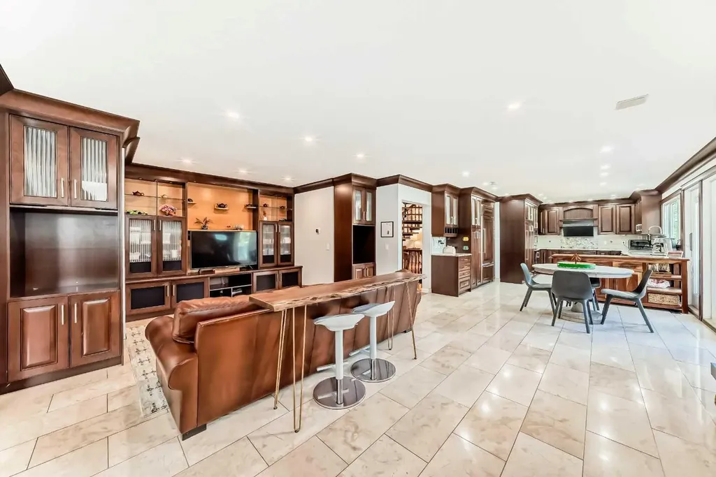 1912 Palliser Drive SW Calgary AB T2V 4C5