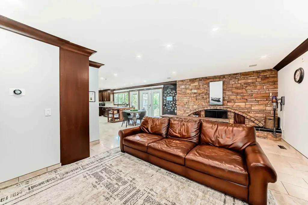 1912 Palliser Drive SW Calgary AB T2V 4C5
