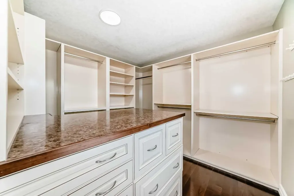 1912 Palliser Drive SW Calgary AB T2V 4C5