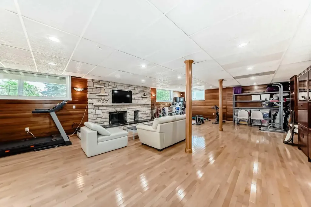 1912 Palliser Drive SW Calgary AB T2V 4C5