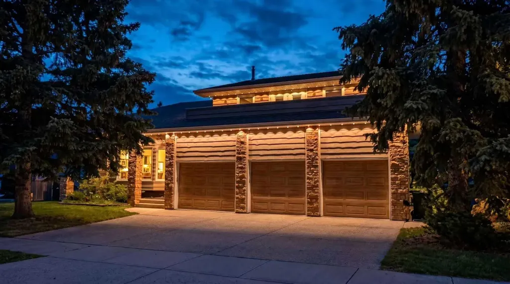 1912 Palliser Drive SW Calgary AB T2V 4C5