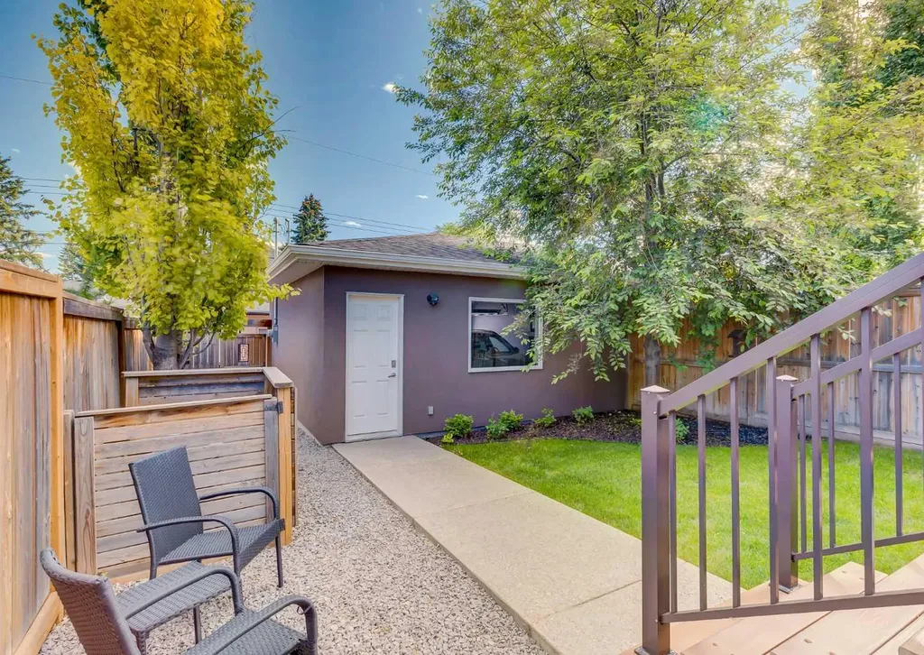 2039 45 Avenue SW Calgary AB T2T 2P6