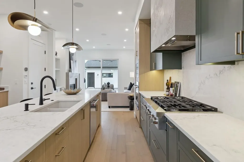 532 51 Avenue SW Calgary AB T2V 0A3