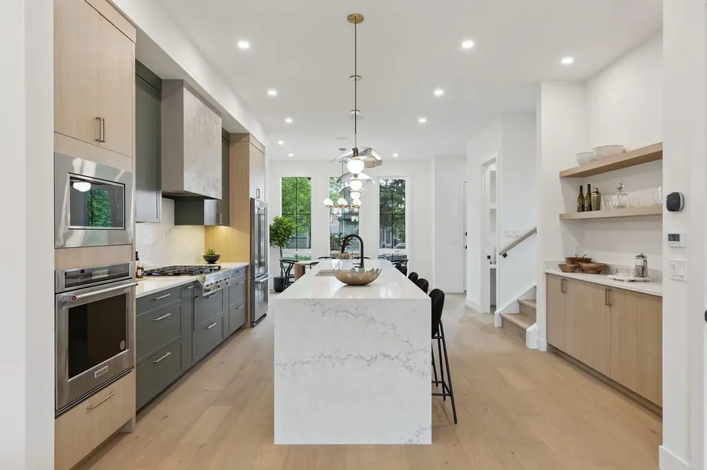532 51 Avenue SW Calgary AB T2V 0A3