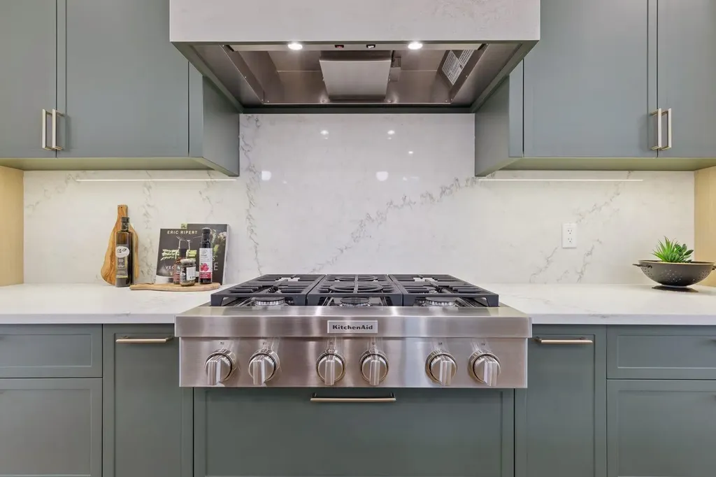 532 51 Avenue SW Calgary AB T2V 0A3
