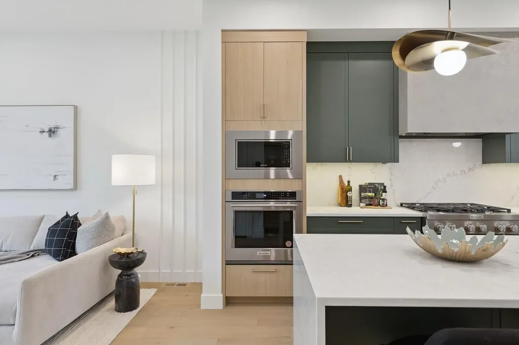 532 51 Avenue SW Calgary AB T2V 0A3
