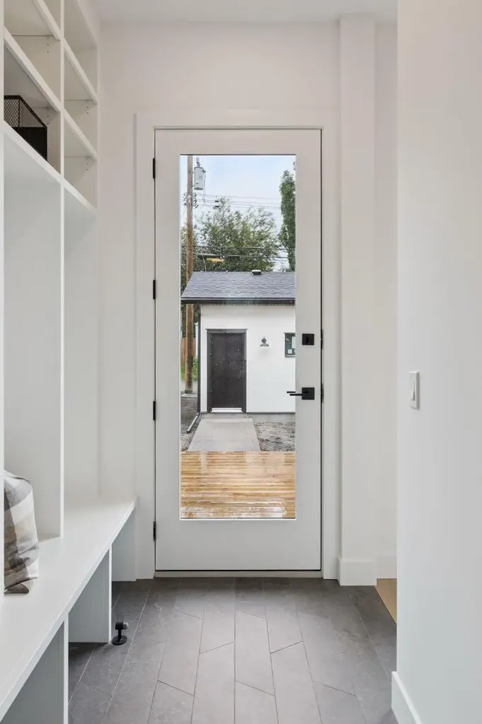 532 51 Avenue SW Calgary AB T2V 0A3