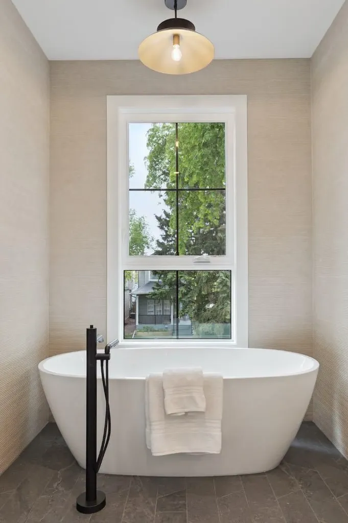 532 51 Avenue SW Calgary AB T2V 0A3