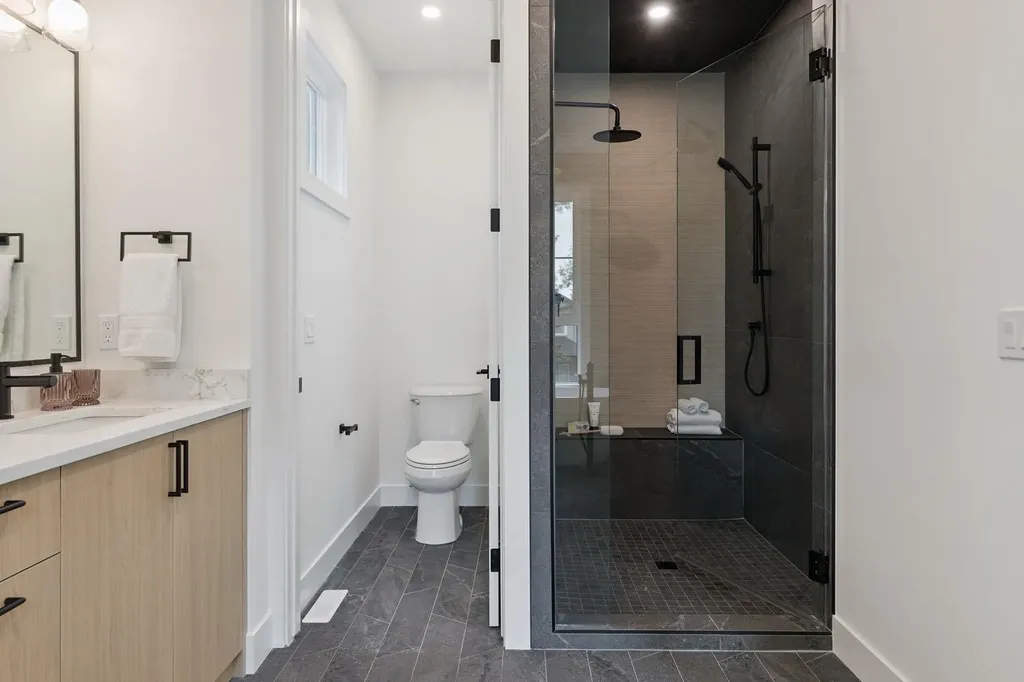 532 51 Avenue SW Calgary AB T2V 0A3