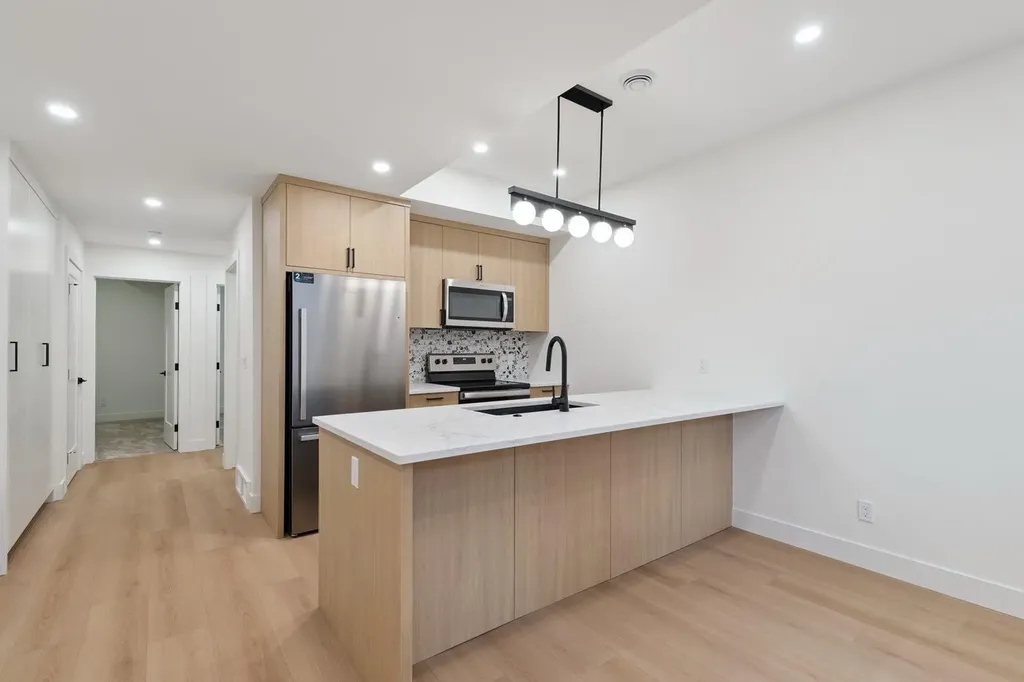532 51 Avenue SW Calgary AB T2V 0A3