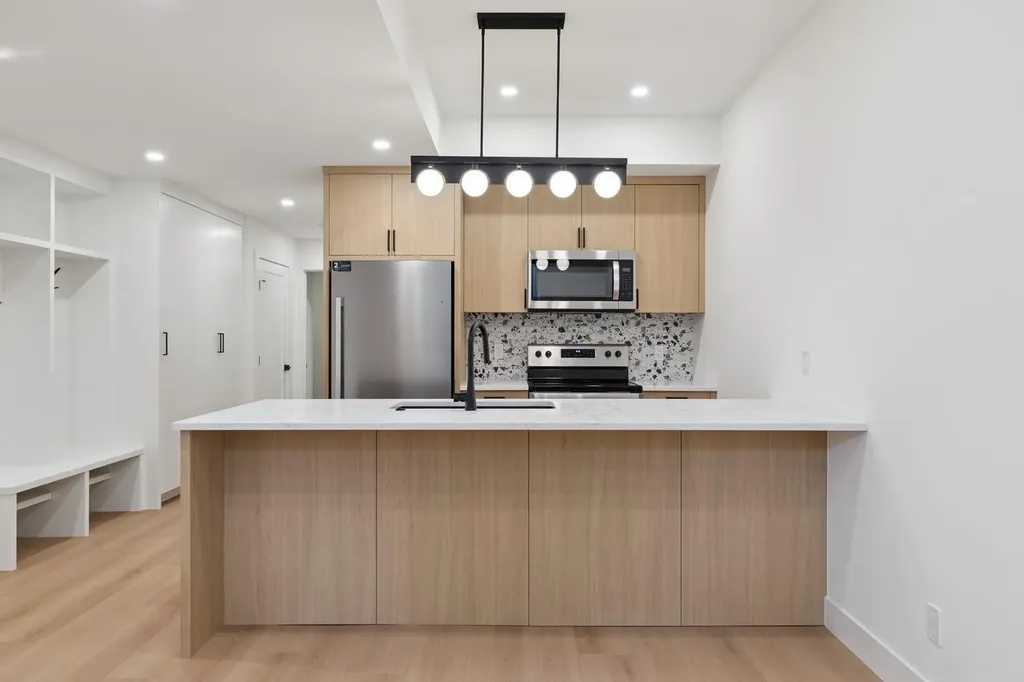 532 51 Avenue SW Calgary AB T2V 0A3