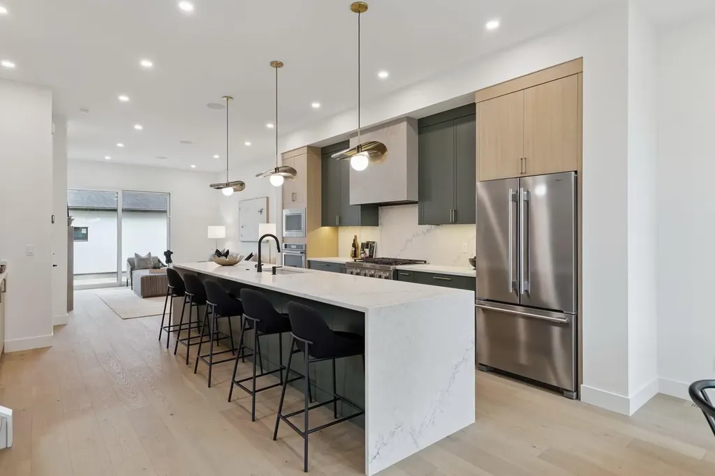 532 51 Avenue SW Calgary AB T2V 0A3