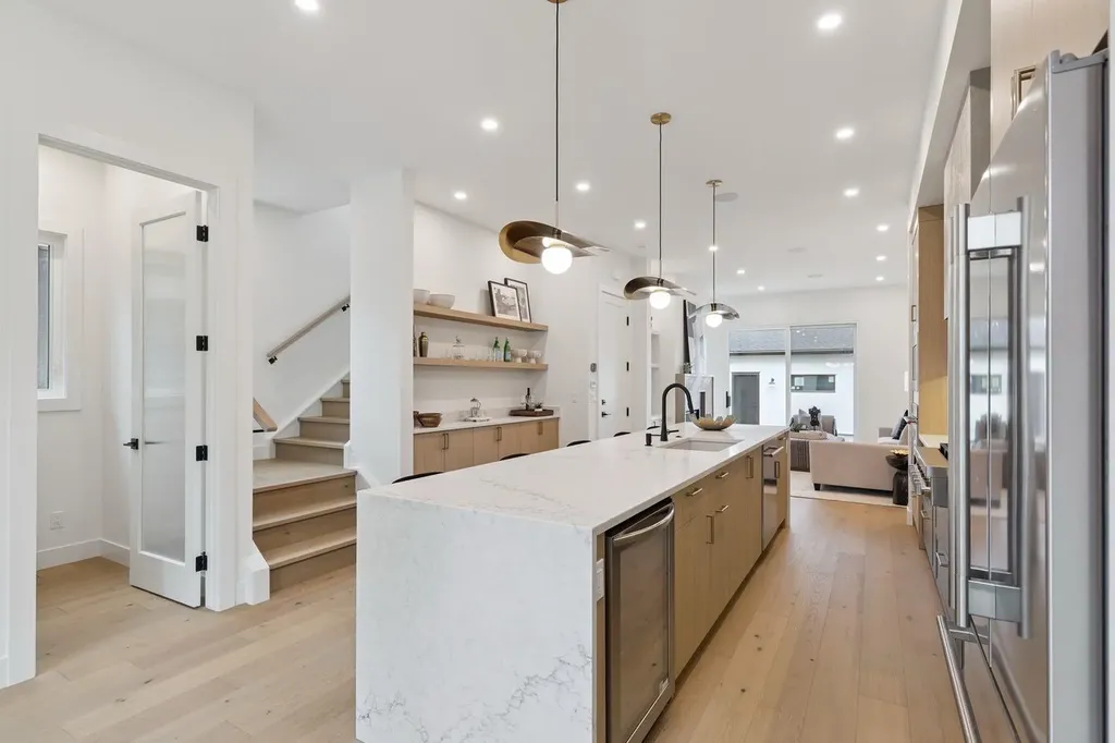 532 51 Avenue SW Calgary AB T2V 0A3