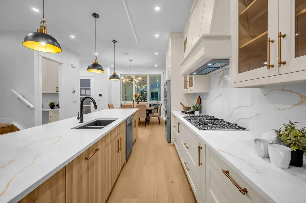 2437 52 Avenue SW Calgary AB T3E 1K5