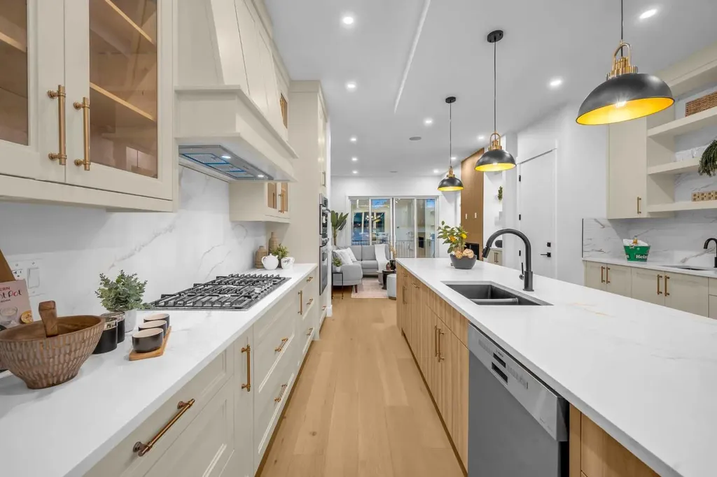 2435 52 Avenue SW Calgary AB T3E 1K5