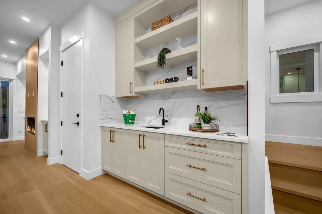 2435 52 Avenue SW Calgary AB T3E 1K5